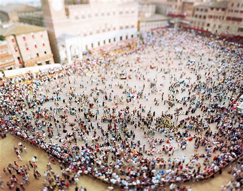  ¿El laberinto del recuerdo? Un viaje surrealista a través de los pliegues del tiempo con Olivo Barbieri