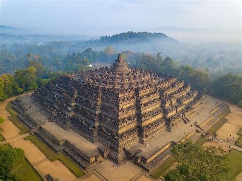 ¿El relieve del Buda Maitreya en Borobudur: un viaje espiritual en piedra?